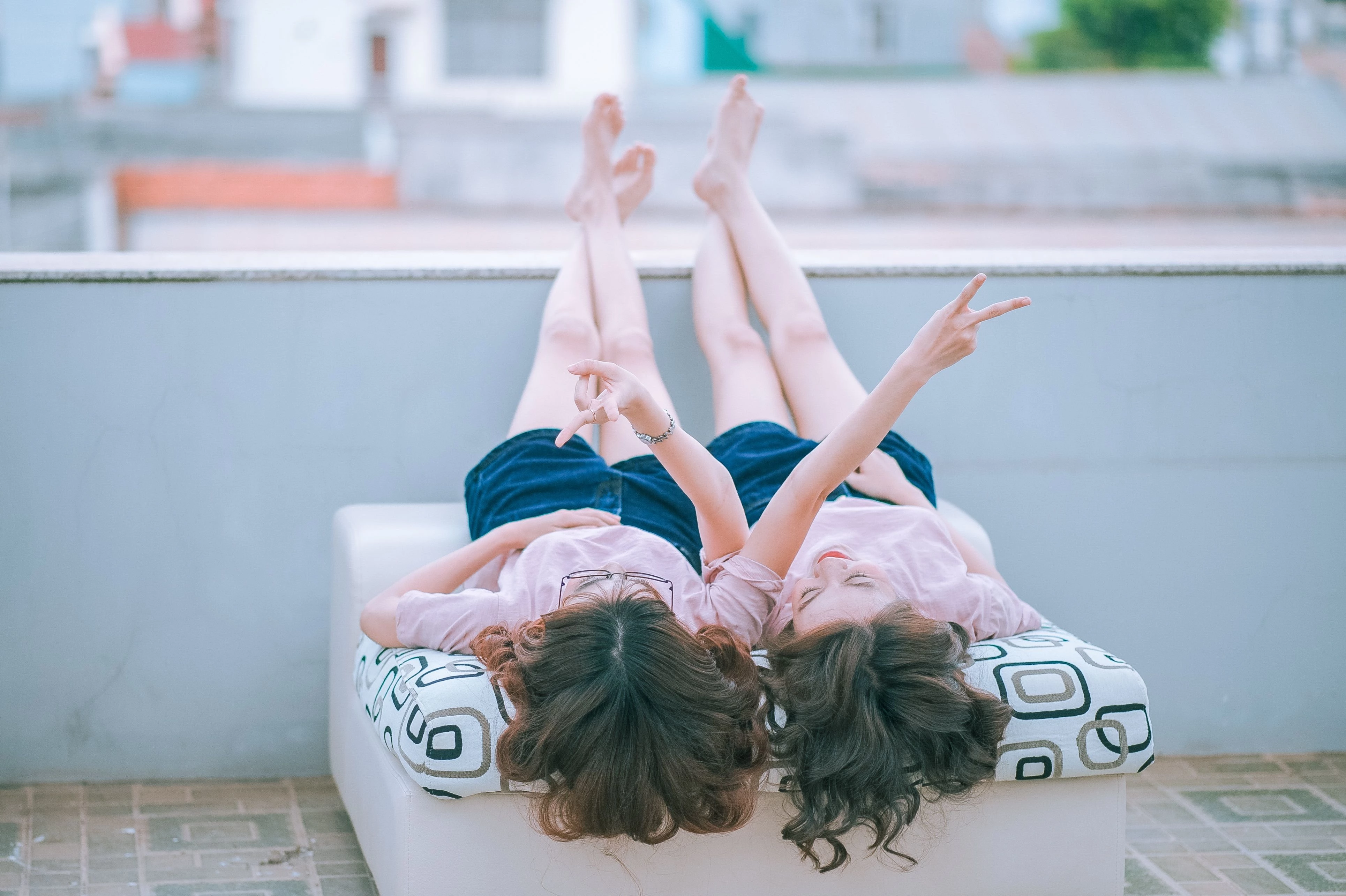 10 Signs of Trauma Bonding That Keep You Trapped